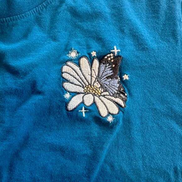 Vibe N' embroidered flower graphic tee- size xl - Picture 2 of 5